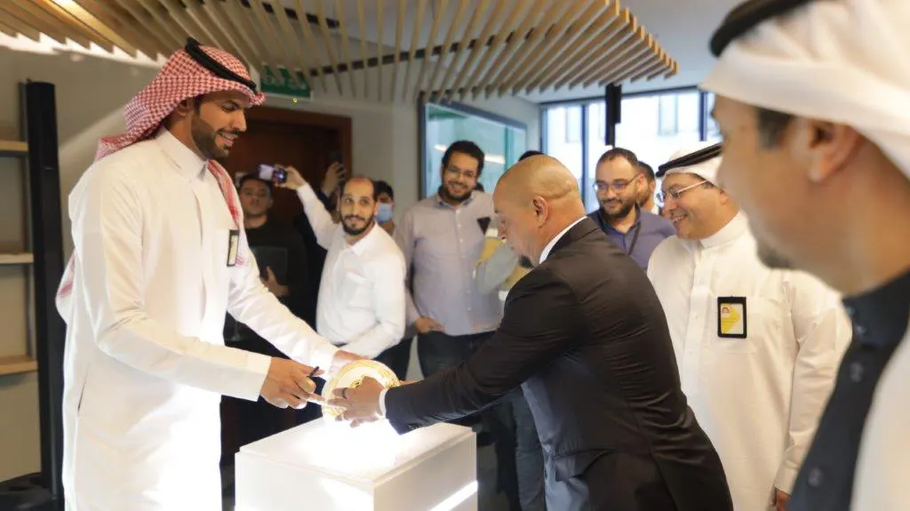 جانب من زيارة النجم روبيرتو كارلوس الى مقر الإدارة العامة في الرياض