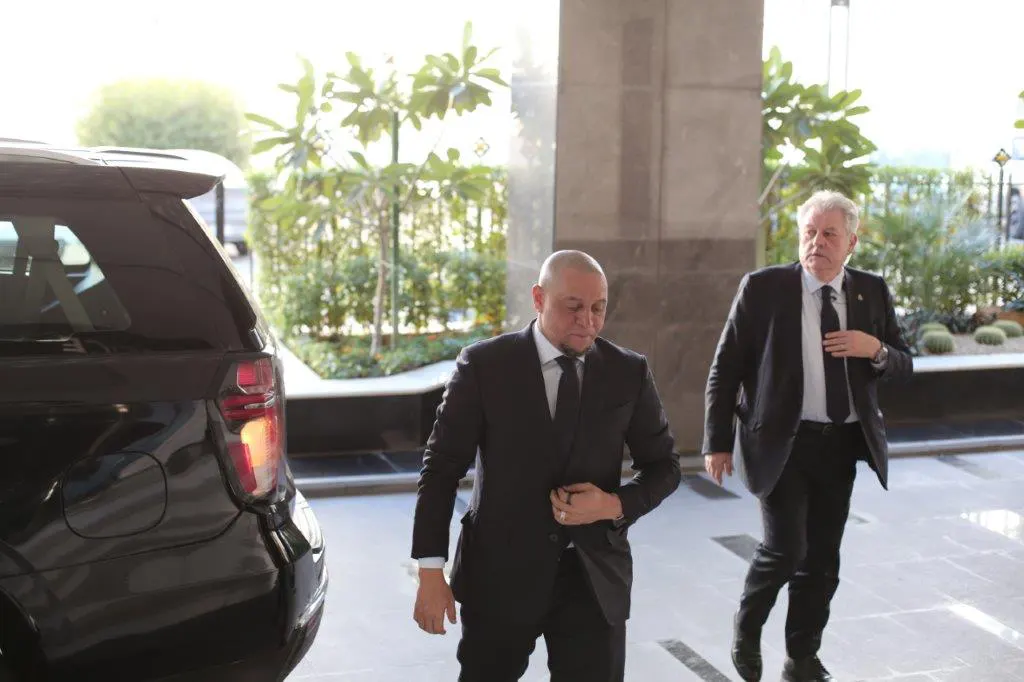 جانب من زيارة النجم روبيرتو كارلوس الى مقر الإدارة العامة في الرياض