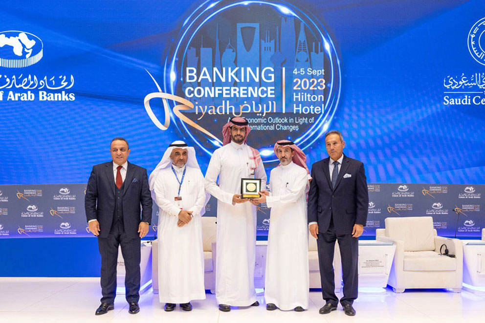 الدكتور فهد الشثري وكيل محافظ البنك المركزي السعودي يكرم البنك السعودي للاستثمار لرعايته المؤتمر السنوي لاتحاد المصارف العربية.