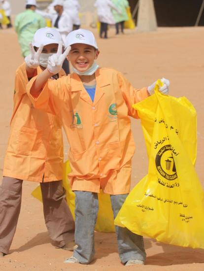  نواف العقلا أثناء توزيع الهدايا على الأطفال المرضى