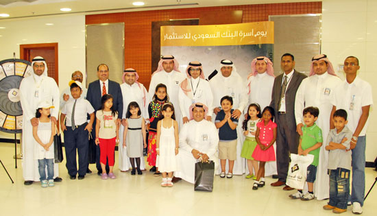  نواف العقلا أثناء توزيع الهدايا على الأطفال المرضى