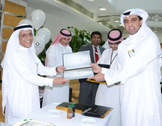  الزميل فهد إسحاق يستلم شهادة الشكر من المدير العام