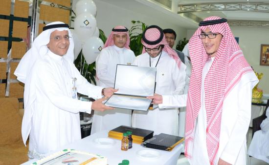  الزميل فهد إسحاق يستلم شهادة الشكر من المدير العام