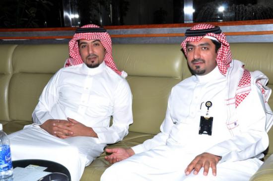  حفل معايدة موظفي البنك في عيد الفطر ، من اليمين إلى اليسار : نايف البلوشي ، زكريا المرهون ، إياد عبدالباقي