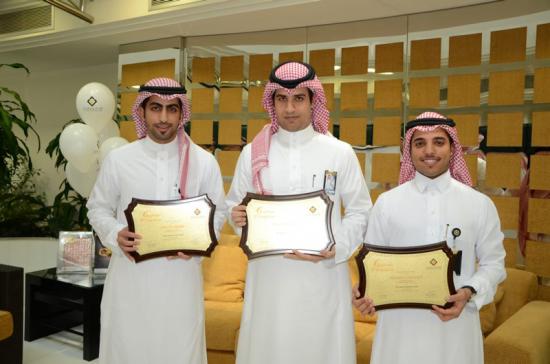  سلطان المعمر فراس الطريف وعبدالاله بن زرعة مع دروع التكريم بعد إكمالهم برنامج البنك التدريبي الخاص بالخريجين الجدد