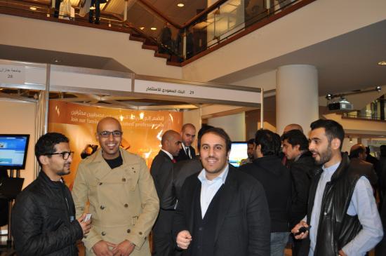  مجموعة من المرشحين ينتظرون حلول دورهم للسؤال عن البنك السعودي للاستثمار ولمعرفة الفرص الوظيفية المتاحة