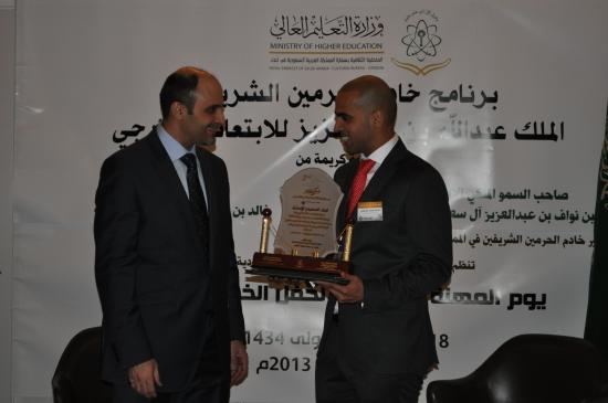  مجموعة من المرشحين ينتظرون حلول دورهم للسؤال عن البنك السعودي للاستثمار ولمعرفة الفرص الوظيفية المتاحة