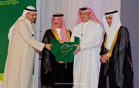 إنجاز السعودية تكرم البنك السعودي للإستثمار كشريك دائم خلال الحفل السنوي لإنجاز السعودية 2013 في جدة