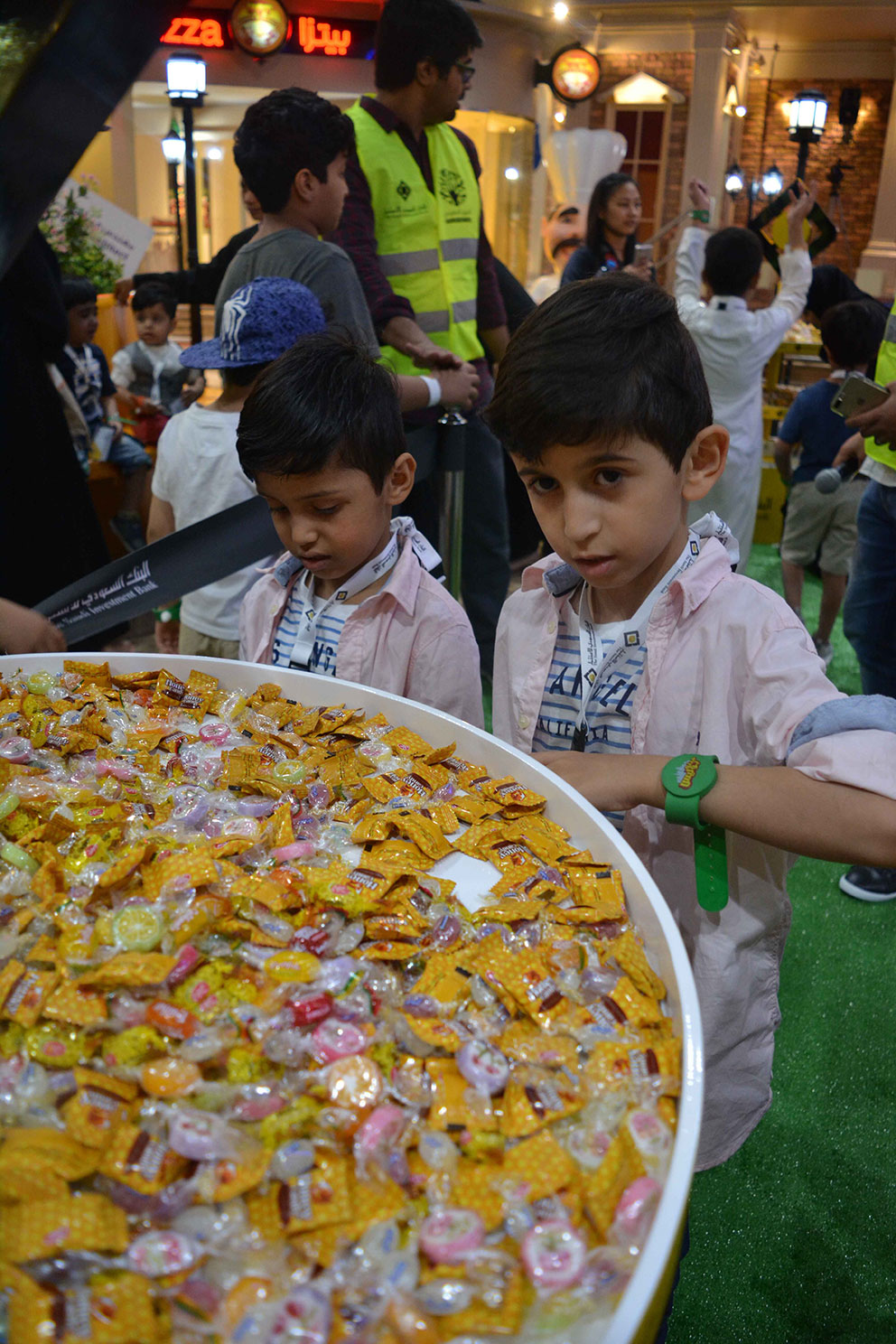 أبناء موظفي البنك يجهزون هدايا العيد في مدينة مينوبوليس لأبناء جمعية  - إنسان