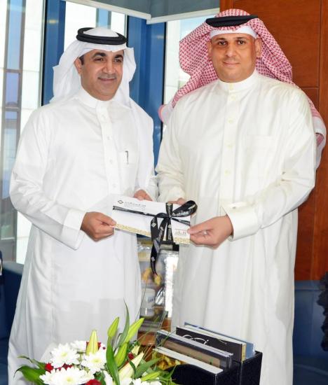 Samer ALRayyan delivers the donation of Ramadan campaign that SAIB did on FB page to Tariq aleshewi Director of Ensan