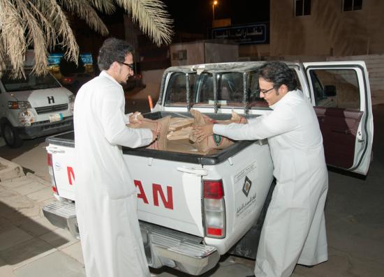 صور حملتي سلال الخير وكسوة العيد الخيرية