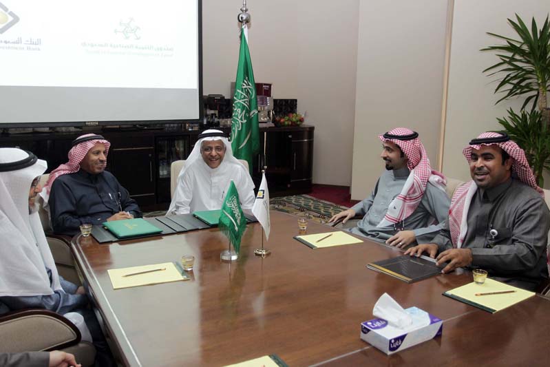 Signing the mortgage agreement with the Industrial Development Fund