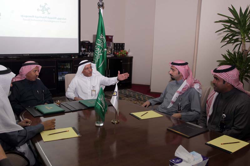 Signing the mortgage agreement with the Industrial Development Fund