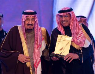 خادم الحرمين الشريفين يتوج البنك السعودي للاستثمار بجائزة الملك خالد خادم الحرمين الشريفين يتوج البنك السعودي للاستثمار بجائزة الملك خالد